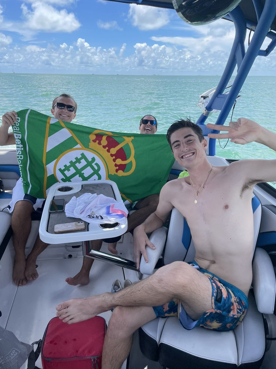 Ortega_Alvaro69's tweet photo. La Peña Bética de Miami ha entregado su bufanda a los nuevos béticos del universo recién llegados a nuestra ciudad. Y con victoria !! 1-2 al Mallorca ! Mucho Betis https://t.co/Eue2yB9d4R