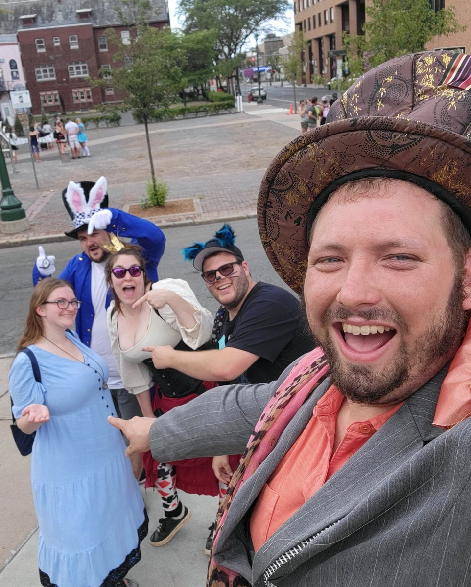 prozach_i's tweet photo. @CluedUppHQ dont worry we found alice! absolutely amazing experience in #syr https://t.co/pioGfLoQiY