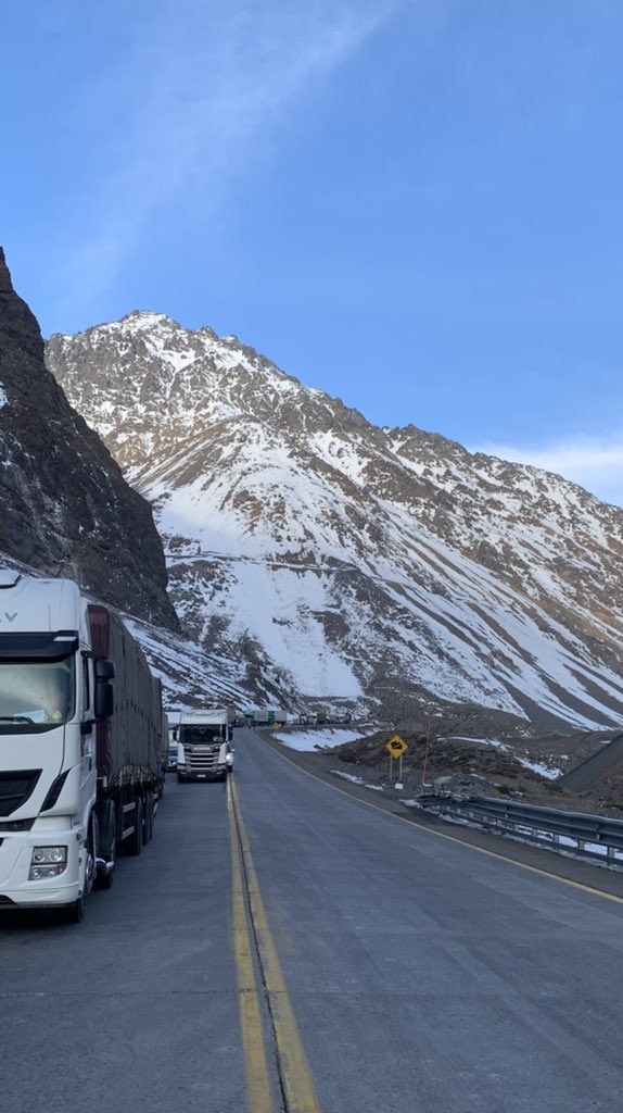 Martín Herrera Moreno (@martinherreram) on Twitter photo Taco kilométrico en Ruta Ch-60 en dirección a Los Andes desde el paso fronterizo Cristo Redentor - Los Libertadores. Casi 2 horas esperando cruzar cobertizo N2. Tránsito habilitado solo hacia Argentina <a href="/UPFronterizos/">Pasos Fronterizos</a> <a href="/PasoCRMza/">Paso Cristo Redentor</a> Taco kilométrico en Ruta Ch-60 en dirección a Los Andes desde el paso fronterizo Cristo Redentor - Los Libertadores. Casi 2 horas esperando cruzar cobertizo N2. Tránsito habilitado solo hacia Argentina <a href="/UPFronterizos/">Pasos Fronterizos</a> <a href="/PasoCRMza/">Paso Cristo Redentor</a>