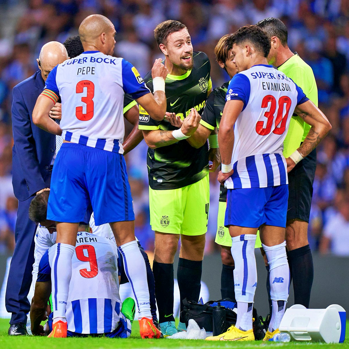 Porto - Sporting teve um tempo útil de jogo de 56% (55 minutos).

(via <a href="/ligaportugal/">Liga Portugal</a>)