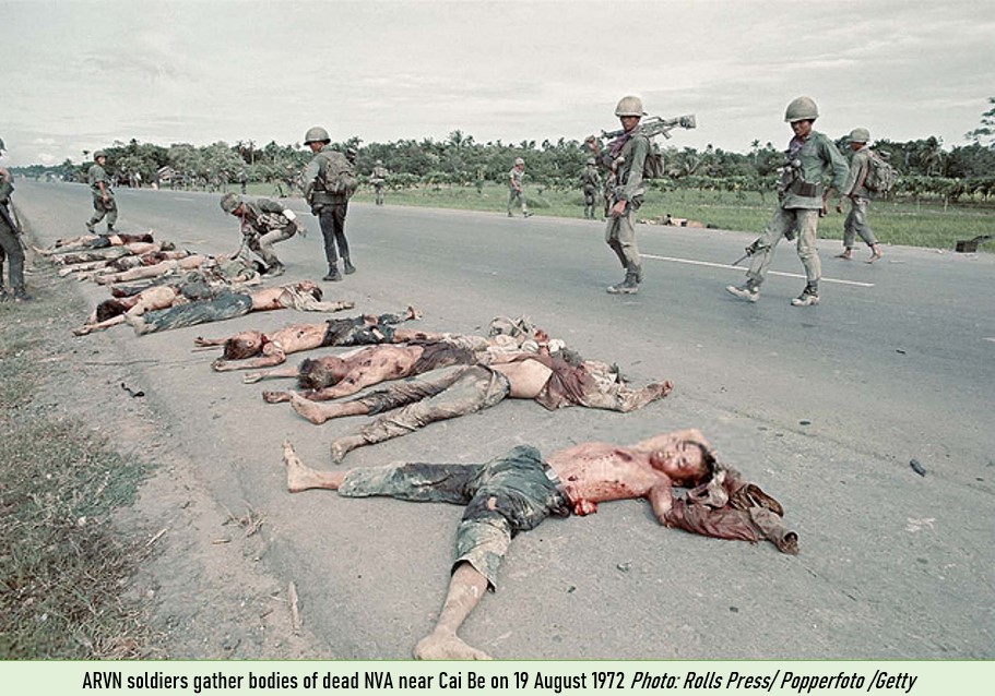WarsIndo's tweet photo. ARVN soldiers gather bodies of dead NVA near Cai Be on 19 August 1972 #Vietnamwar #EasterOffensive https://t.co/pOqwNmoHkk