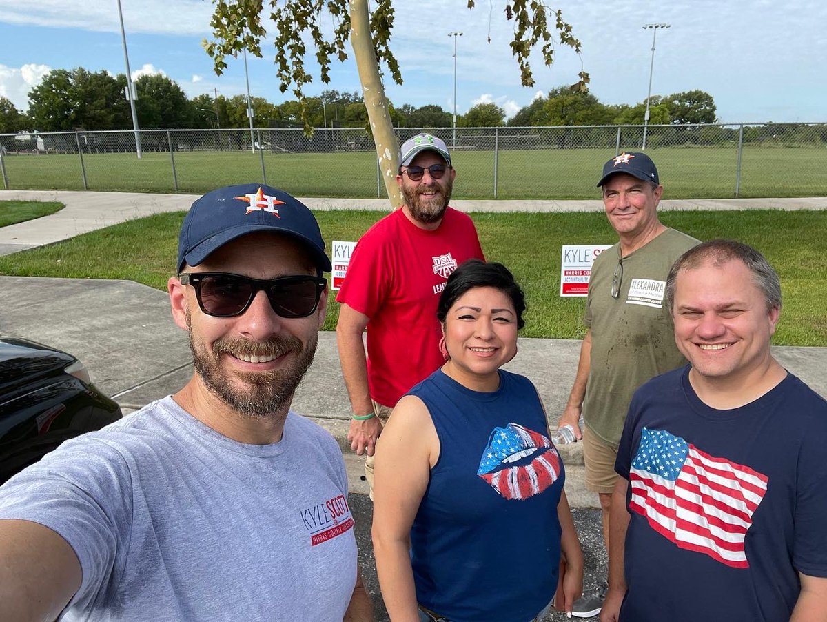 HarrisCountyRP's tweet photo. Another weekend of our volunteers block walking all over the county from West U to Clear Lake! Voters are ready for change in Harris County and that starts by electing new leadership in November, all the way down the ballot to our 68 Republican judicial candidates. #LeadRight https://t.co/EJgGdiFU9e