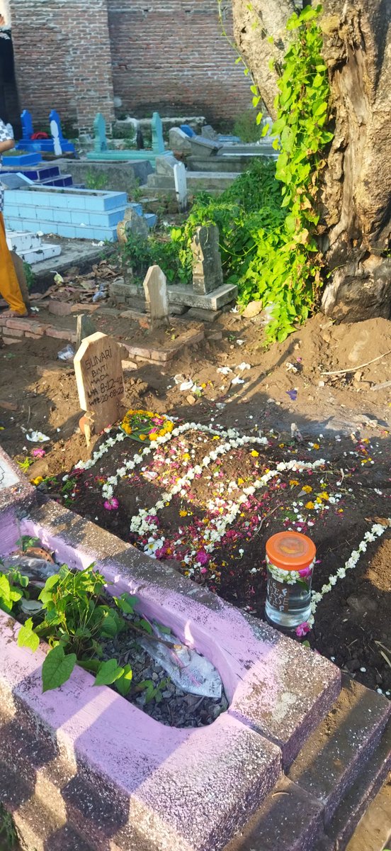 galihdalton's tweet photo. Orang nyari duit gini banget ya, pagi jam 10 bunga banyak. Sore jam 3 bunga udah ilang. Al-fatihah buat embah 😇😇 https://t.co/XQpGxBIp18