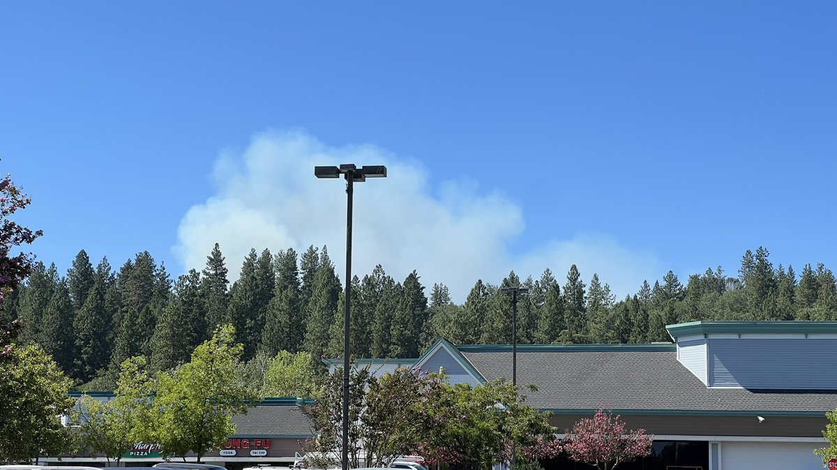 mikeseko's tweet image. This right now from Savemart parking lot in Grass Valley #norcalfire