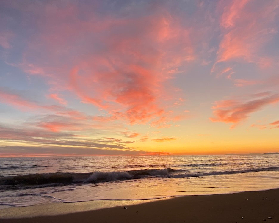 MADEbyDWC's tweet photo. Are you ready for that perfect #SoCal #sunset? 
Create your personal #vibe with our #candles and #notebook and #journal your #gratetude and #accomplishments. 

#love #whynot 💜

#MADEbyDWC #BringPurposeHome #GotItAtMADE #SocialEnterprise #ShopWithPurpose #MadeWithPurpose #ShopS https://t.co/N1jwCCRnyG