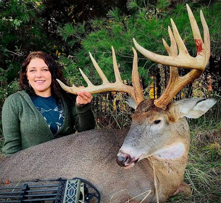 DeerBlast's tweet photo. Nicole Miller wasn't the only gal who killed a great big OH buck last season! Here's a couple more 👊👊 from the @OhioTrophyBucks FB page. Way to go ladies! 💪 Pics made the last DB email ➡️ https://t.co/2EJehZHfvQ
#whitetail #deerhunting https://t.co/ObO4wSDOpW https://t.co/Ih4PTnN5nC
