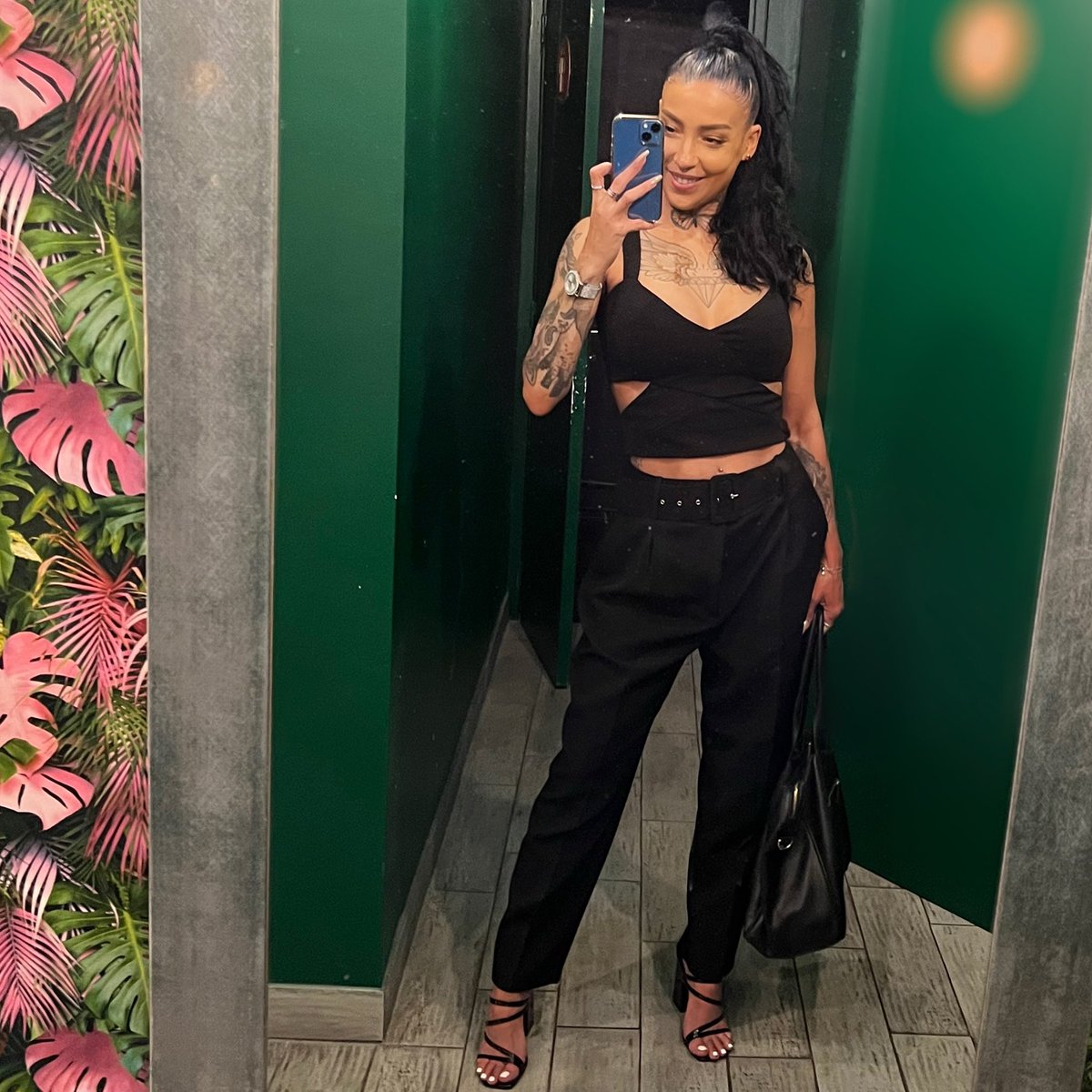 Il fallait être au concert de <a href="/DLova_Muzik/">D.Lova</a> à <a href="/appartvillette/">lappartdelavillette</a> et nous y étions avec mes potos Ash &amp; Ludo ! 
Merci pour le 🔥 <a href="/DLova_Muzik/">D.Lova</a> je suis fière de toi 🔥 Kenny T &amp; <a href="/AinaQuach/">Aina Quach</a> au top 🔥 Bravo à toute l’équipe 🔥