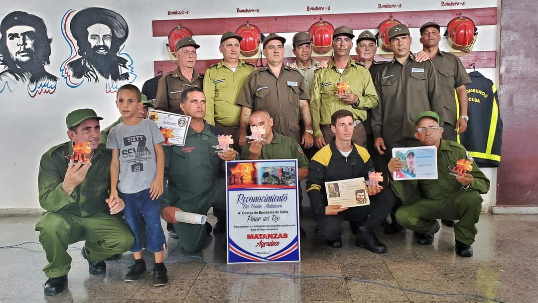 #ConsolacióndelSur recibió las dotación de bomberos de #PinardelRío que contribuyó a extinguir el incendio en #Matanzas.  Gracias por la solidaridad.  #CubaHonra