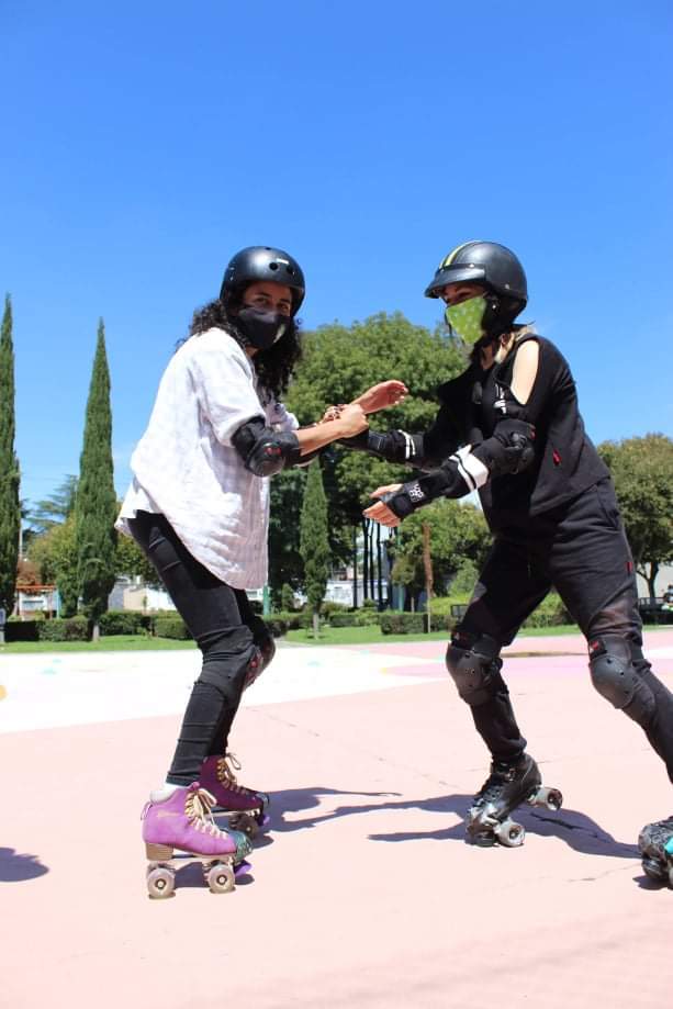 AtomicasRD's tweet photo. 🛼 #KBOOM!
#AtómicasRD ¡ESTAMOS DE VUELTA! #SoyAtómica #DerbySisters  #RollerDerby #DerbyGirl #AmoPatinar #SkateLikeAGirl #HazDeporte #ÚneteAlPack #DíaDeLasMadres #Toluca #RollerDerbySavedMySoul #RollerGirls #RDEM https://t.co/hQS5qZNhpb