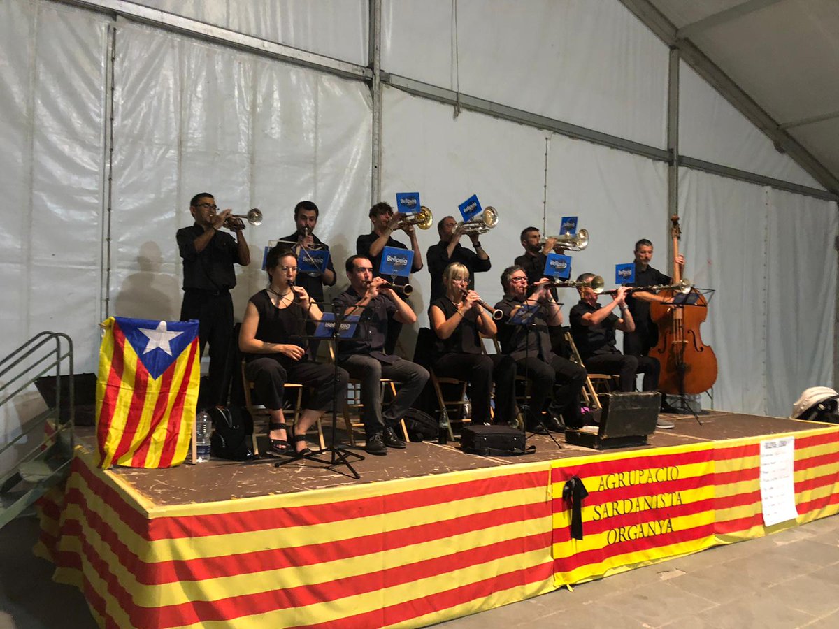 #sardanes a <a href="/AjOrganya/">Ajuntament Organyà</a> amb Coca de Sucre inclosa! Una festassa...