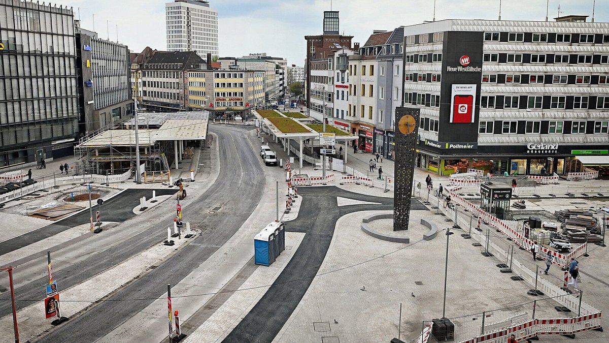 da nimmt die Stadt Bielefeld fast 30 Mille in die Hand, um den eh schon unbeschreiblich hässlichen Jahnplatz zu 'modernisieren' und das ist das Resultat...

heute 'feierlich' wieder eröffnet

was saufen die da eigentlich im Bauamt???  

😡  😡  😡