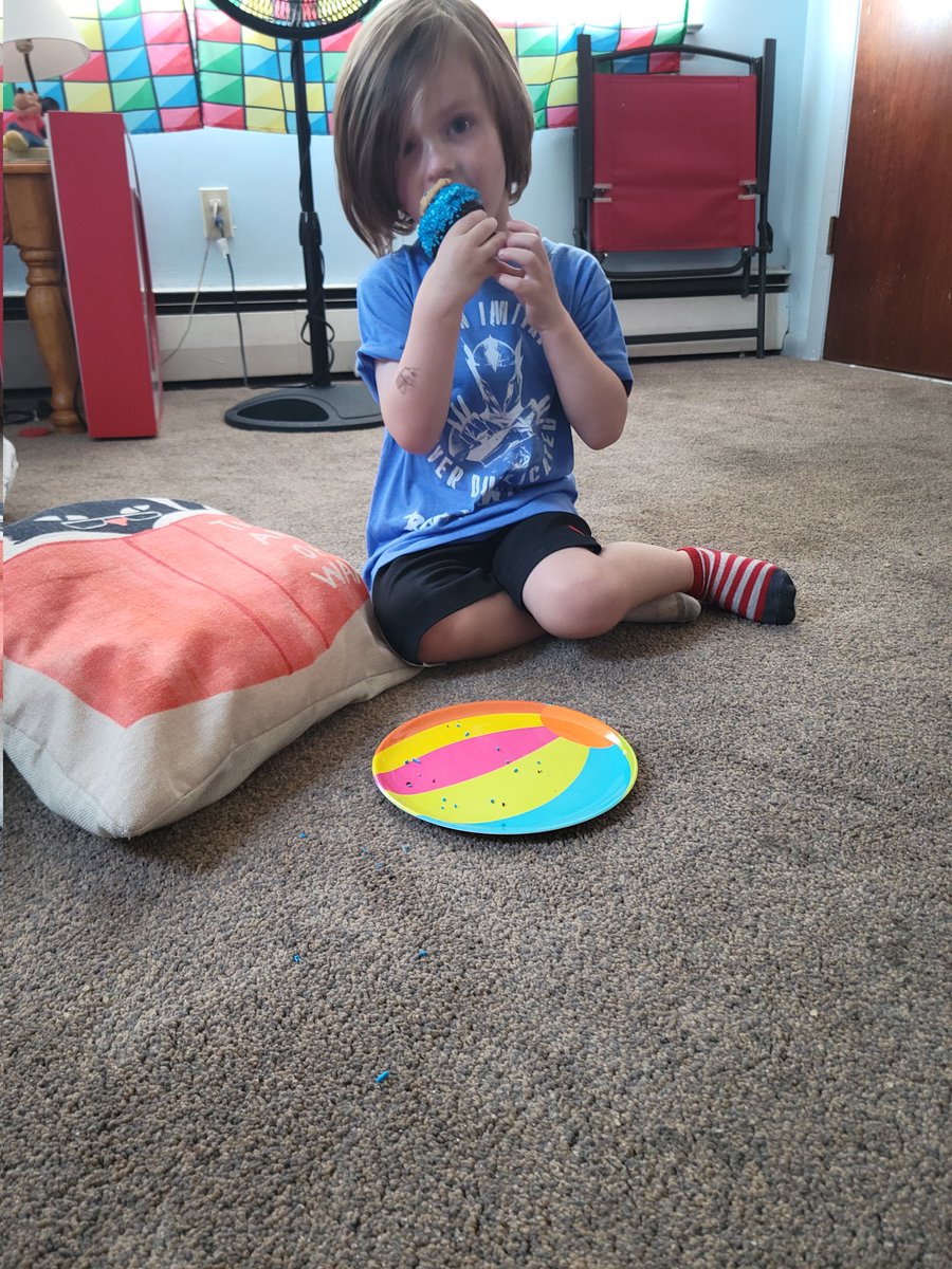 OreoIsGroovy's tweet photo. @Razerwyng shirts are great for lounging AND eating cupcakes https://t.co/kBd9CQcFG9