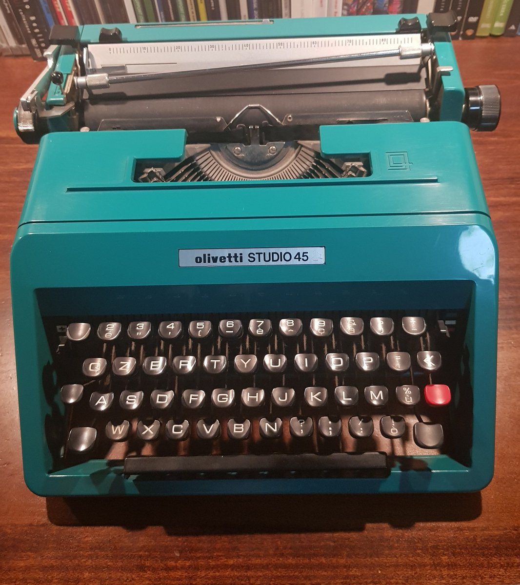 AleMilia20's tweet photo. Altro che MacBook!!
#Olivetti #STUDIO45 https://t.co/9jgt5bBaRg