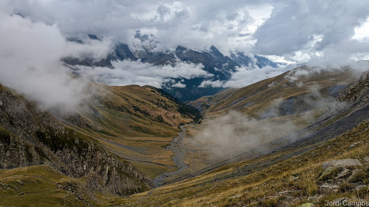 jordicampos's tweet photo. Preciós descens per la vall envoltada de nuvolades. #goleon #arves #hautesalpes https://t.co/otFzQSGbpV