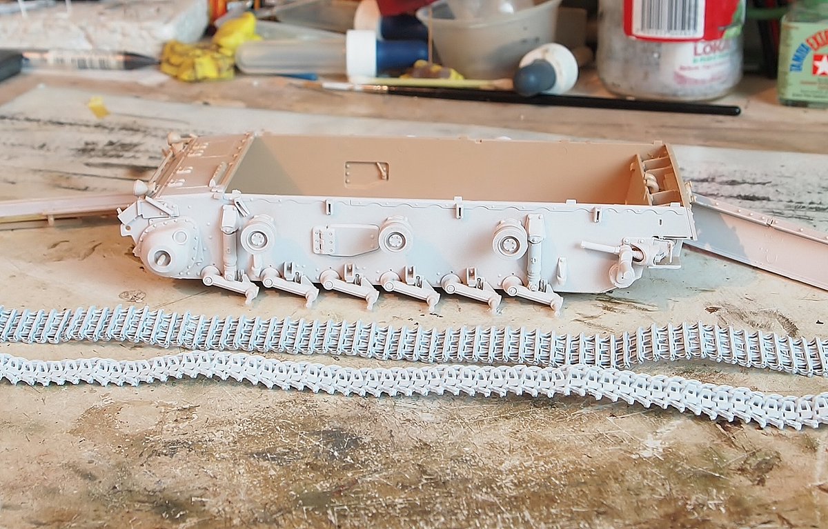 rtvmodeler's tweet photo. 🇩🇪 Panzer III Ausf J-He dado una ligera pasada de A-MIG, One Shot Primer blanco, para luego aplicar la pintura.El Primer One Shot es algo pesada por lo que la adelgazé con el thiner de A-MIG-2000 y funcionó muy bien el fluído y no seca tan rápido como llega a pasar. Saludos!.🇲🇽👍 https://t.co/nthkKJXxuY