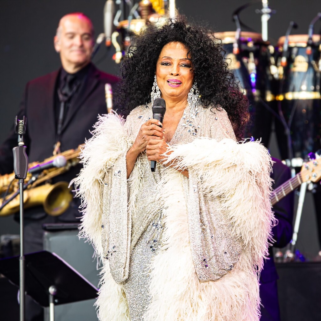 snapagig1's tweet photo. The incomparable @dianaross from @glastofest 2022.

#dianaross #snapagig #glastonbury https://t.co/Y3kPZNLt2I https://t.co/BiLseG71z1