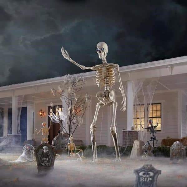 Sitocrunch's tweet photo. @YssaTheCorn 12 foot skeleton from the home depot https://t.co/mTS1Nj4Djr
