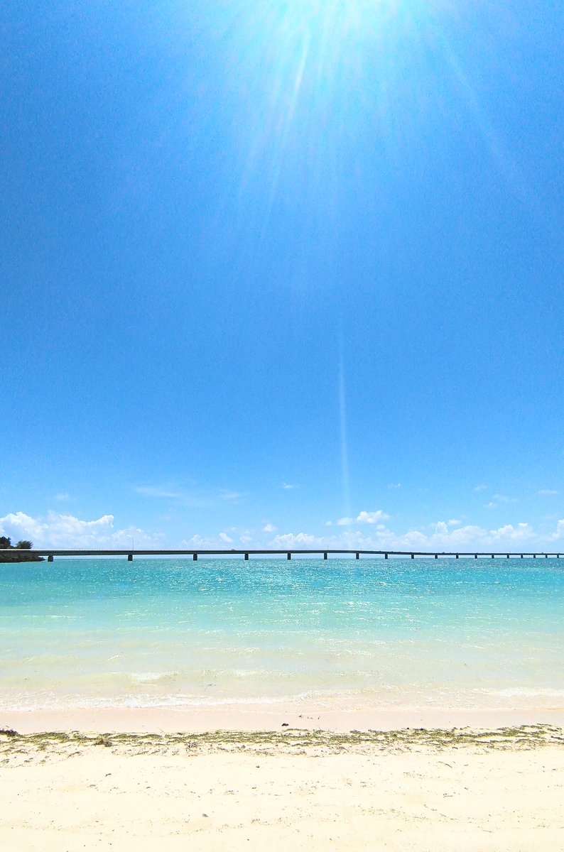 海浜公園のビーチ 宮古島の絶景ポイントをどうぞ🤲 太陽の光が少し差し込む一枚📷️ 伊良部大橋を真横から眺められる極上の映えポイントです ズミ👍️