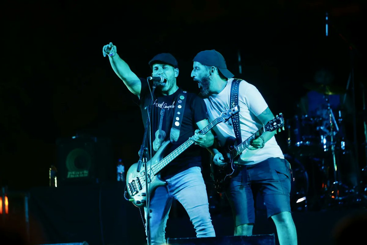 ElSierraFest's tweet photo. Puro rock punk y ni un pelo de tontos, @elbarbasrock ha cautivado a sus seguidores en El Sierra con temas propios e himnos del rock patrio con pogo incluido.

Seguimos de despedida ahora mismo con @the_gardener__ te vienes a ver el amanecer? 🌄 https://t.co/C9z8b1j31g
