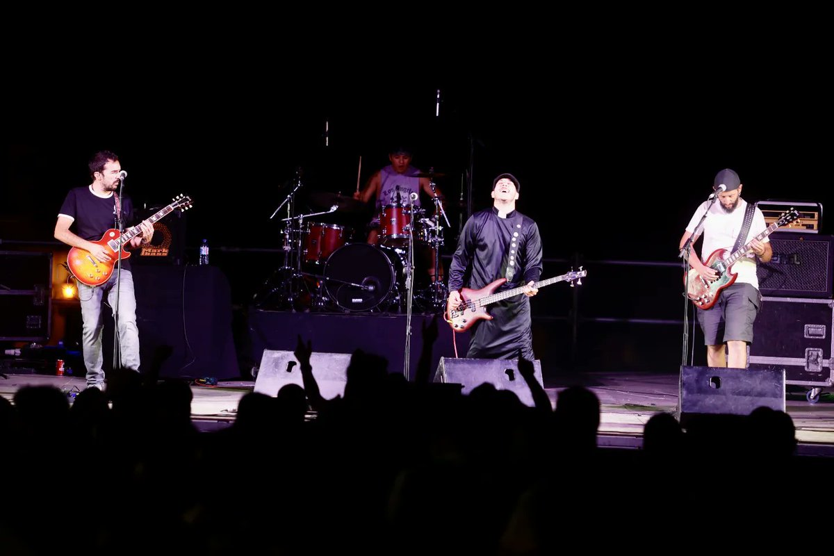 ElSierraFest's tweet photo. Puro rock punk y ni un pelo de tontos, @elbarbasrock ha cautivado a sus seguidores en El Sierra con temas propios e himnos del rock patrio con pogo incluido.

Seguimos de despedida ahora mismo con @the_gardener__ te vienes a ver el amanecer? 🌄 https://t.co/C9z8b1j31g