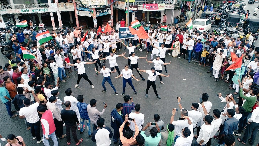 ABVPVidarbha's tweet photo. अभाविप राष्ट्रीय कलामंच वर्धा शाखेद्वारे स्वातंत्रच्या अमृतमहोत्सवाचे औचित्य साधून शहरातील विविध चौंकामध्ये फ्लैशमॉब करण्यात आले यात विविध महाविद्यालयातील विद्यार्थी सहभागी झाले होते.
#IndependenceDay 
@ABVPVoice @AbvpWardha https://t.co/CeR9YnXZHT