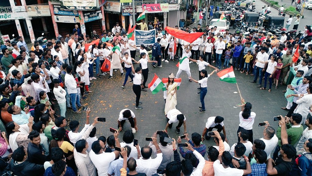 ABVPVidarbha's tweet photo. अभाविप राष्ट्रीय कलामंच वर्धा शाखेद्वारे स्वातंत्रच्या अमृतमहोत्सवाचे औचित्य साधून शहरातील विविध चौंकामध्ये फ्लैशमॉब करण्यात आले यात विविध महाविद्यालयातील विद्यार्थी सहभागी झाले होते.
#IndependenceDay 
@ABVPVoice @AbvpWardha https://t.co/CeR9YnXZHT