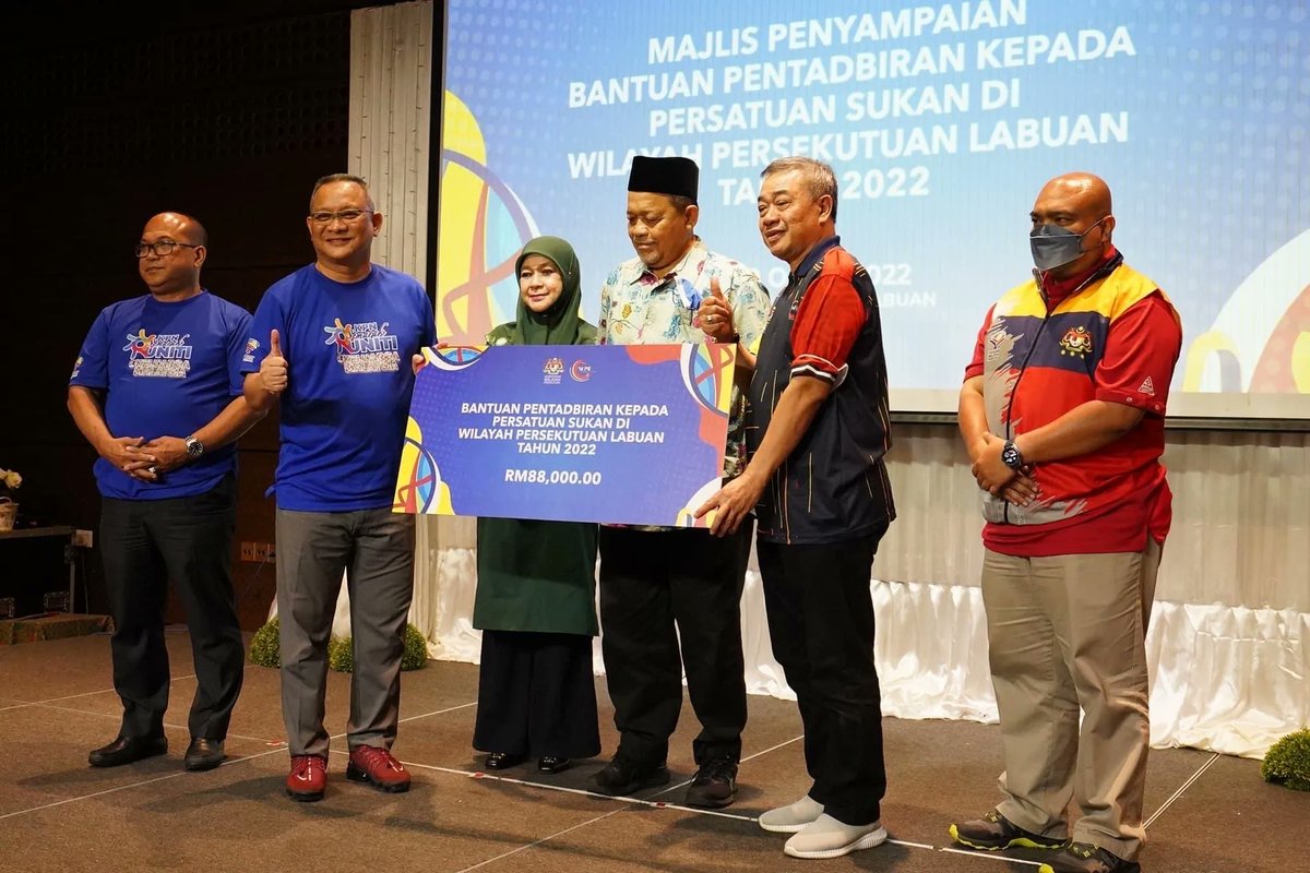 kwp_my's tweet photo. YB Dato’ Seri Dr. Shahidan bin Kassim, Menteri WP menyampaikan Bantuan Pentadbiran kepada 24 persatuan sukan di WP Labuan semalam berjumlah RM88,000. Moga bantuan ini menjadi penyuntik semangat untuk melahirkan jaguh sukan bertaraf dunia.

#OurCityOurHome #teamWiPers https://t.co/9nE7reutom