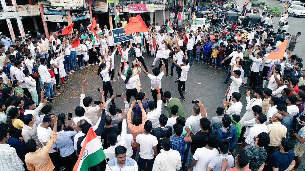 ABVPVidarbha's tweet photo. अभाविप राष्ट्रीय कलामंच वर्धा शाखेद्वारे स्वातंत्रच्या अमृतमहोत्सवाचे औचित्य साधून शहरातील विविध चौंकामध्ये फ्लैशमॉब करण्यात आले यात विविध महाविद्यालयातील विद्यार्थी सहभागी झाले होते.
#IndependenceDay 
@ABVPVoice @AbvpWardha https://t.co/CeR9YnXZHT