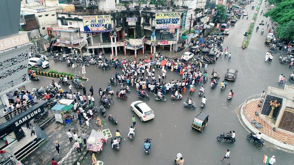 ABVPVidarbha's tweet photo. अभाविप राष्ट्रीय कलामंच वर्धा शाखेद्वारे स्वातंत्रच्या अमृतमहोत्सवाचे औचित्य साधून शहरातील विविध चौंकामध्ये फ्लैशमॉब करण्यात आले यात विविध महाविद्यालयातील विद्यार्थी सहभागी झाले होते.
#IndependenceDay 
@ABVPVoice @AbvpWardha https://t.co/CeR9YnXZHT
