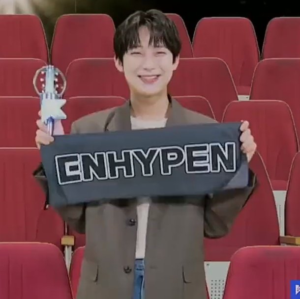 filmksw's tweet photo. sunoo holding lightstick &amp; enhypen banner for kcon 2022 vcr 😭 https://t.co/kPh95VjY23