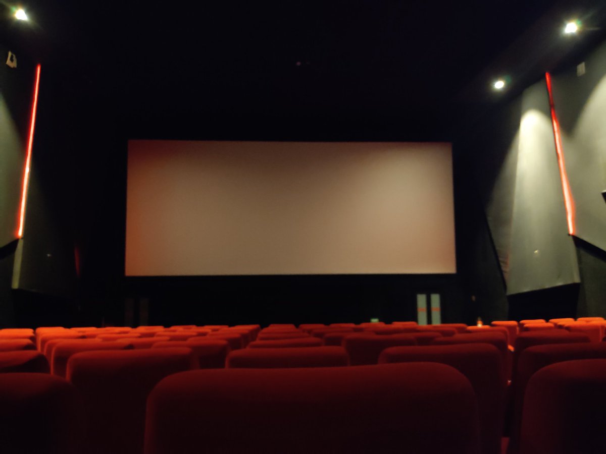 Muskan10V3's tweet photo. Crazyyy!!! Perfect example of change with the time is necessary. Watched Rakshabandhan the idea of the movie was so sensitive and it was important to reach to the public but not well implemented. 
Ek dm VIP vaali feeling aa rhi thi akele dekhne me 😂😂 but waste of money. https://t.co/JW4yneJHxO