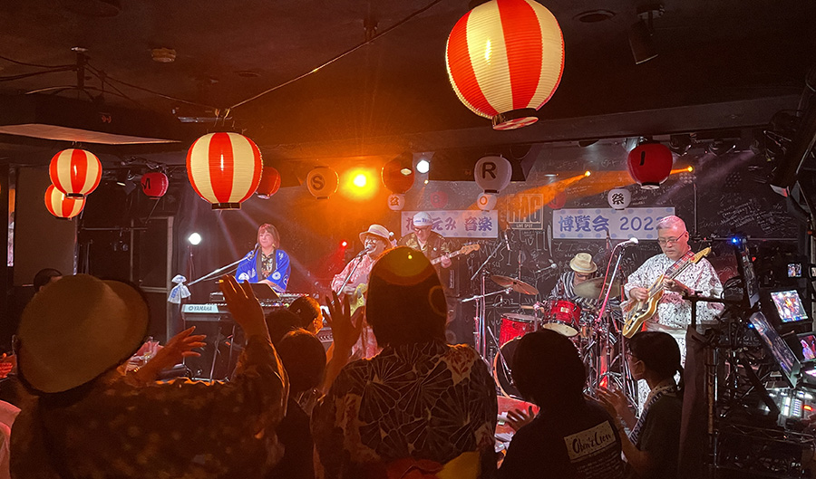 livespotrag's tweet photo. #花田えみ の夏企画
全18バンド
無料配信中！

#天然デンネンズ #石黒文野 #岸田うらら #高橋てつや #TRIAD #TRASH #アヤヲ #KEYsjammy #yammy #やもとなおこ #TheRedCastanets #AKIRA #静沢真紀 #音頭藤原組 #BooingBoo  #ステシュラ #WANGGUNGBAND #デオッシ #青江好祐 #HeartfulFunks #大山百合香 https://t.co/p5y88vGUAK