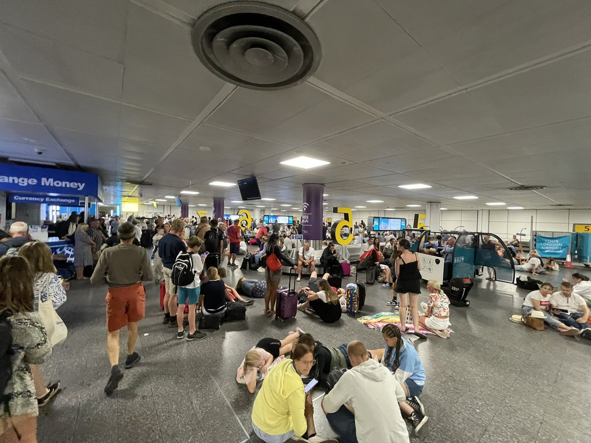 nickbaster1's tweet photo. Current situation In Gatwick North. No updates.  Flight 1 hour late and now delays in baggage reclaim.  @easyJet baggage handlers not working https://t.co/jZ0p6mZ0cL