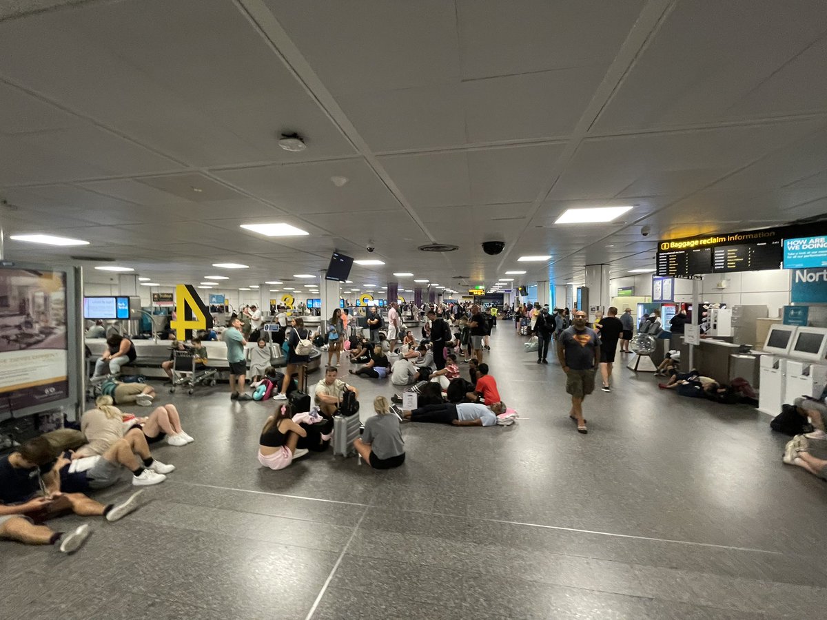 nickbaster1's tweet photo. Current situation In Gatwick North. No updates.  Flight 1 hour late and now delays in baggage reclaim.  @easyJet baggage handlers not working https://t.co/jZ0p6mZ0cL