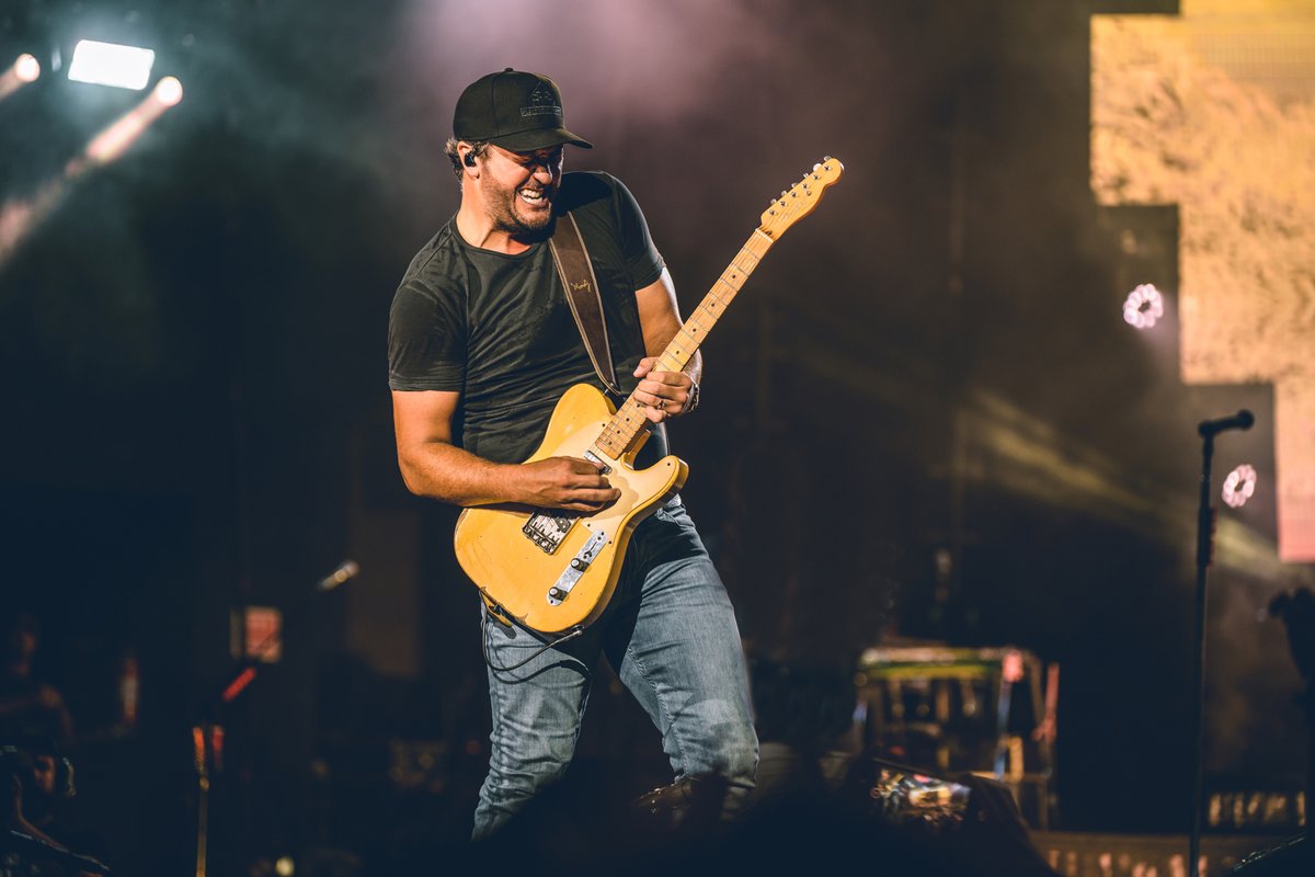 lukebryan's tweet photo. Fun night to say the least. Thank you Noblesville for always being so good to me. #RaisedUpRightTour https://t.co/TeVx278EKO
