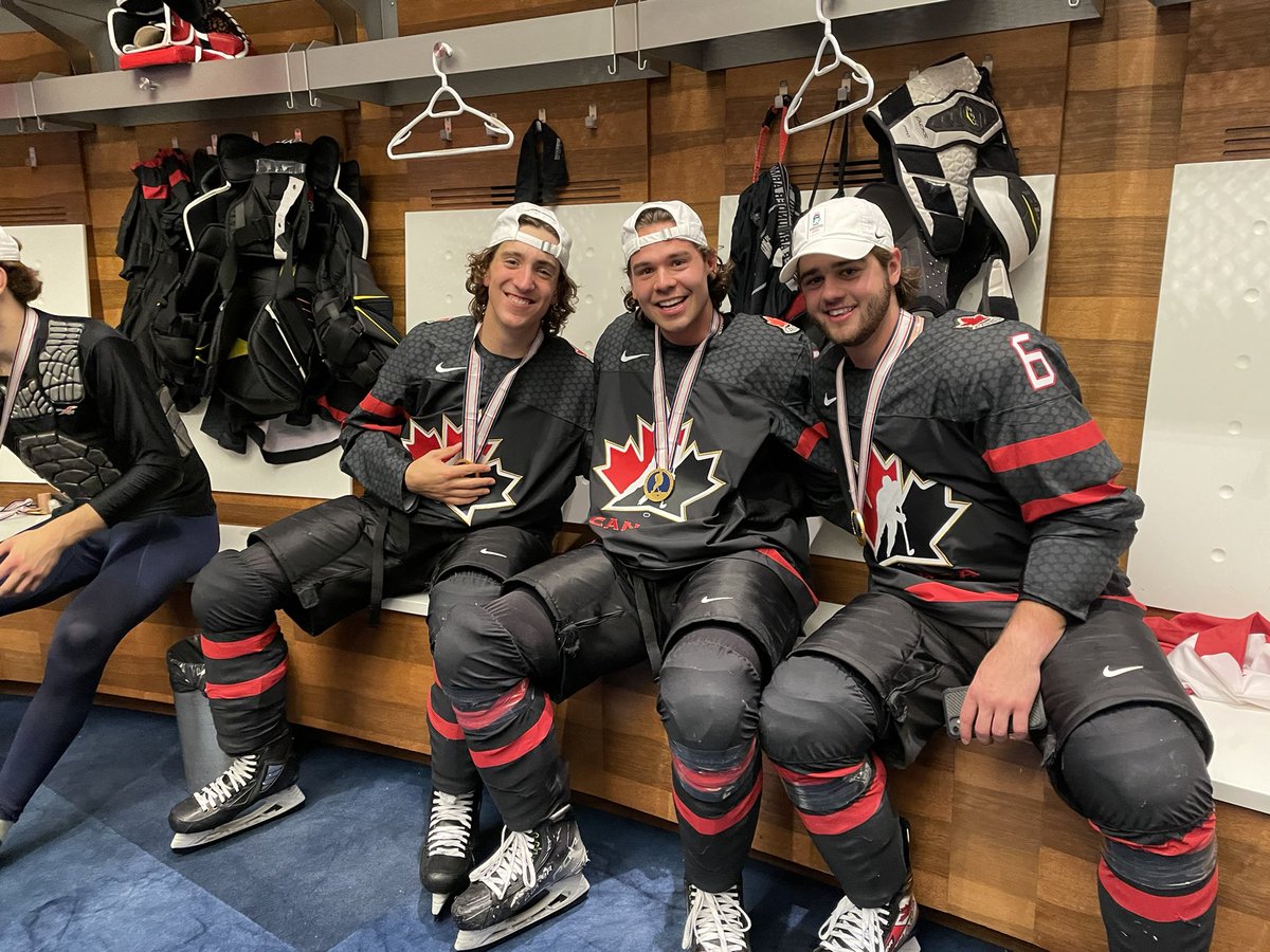 IIHFHockey's tweet photo. Best day of their lives 🇨🇦 @HockeyCanada #worldjuniors https://t.co/2cCsrnLaeY