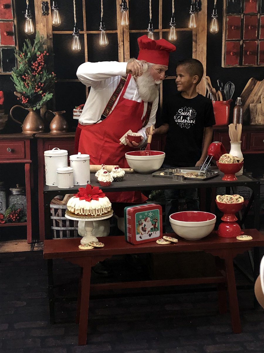SweetValentineB's tweet photo. Baking sweet treats today with Santa! #SweetValentineBakery https://t.co/EIH8zgPQQu