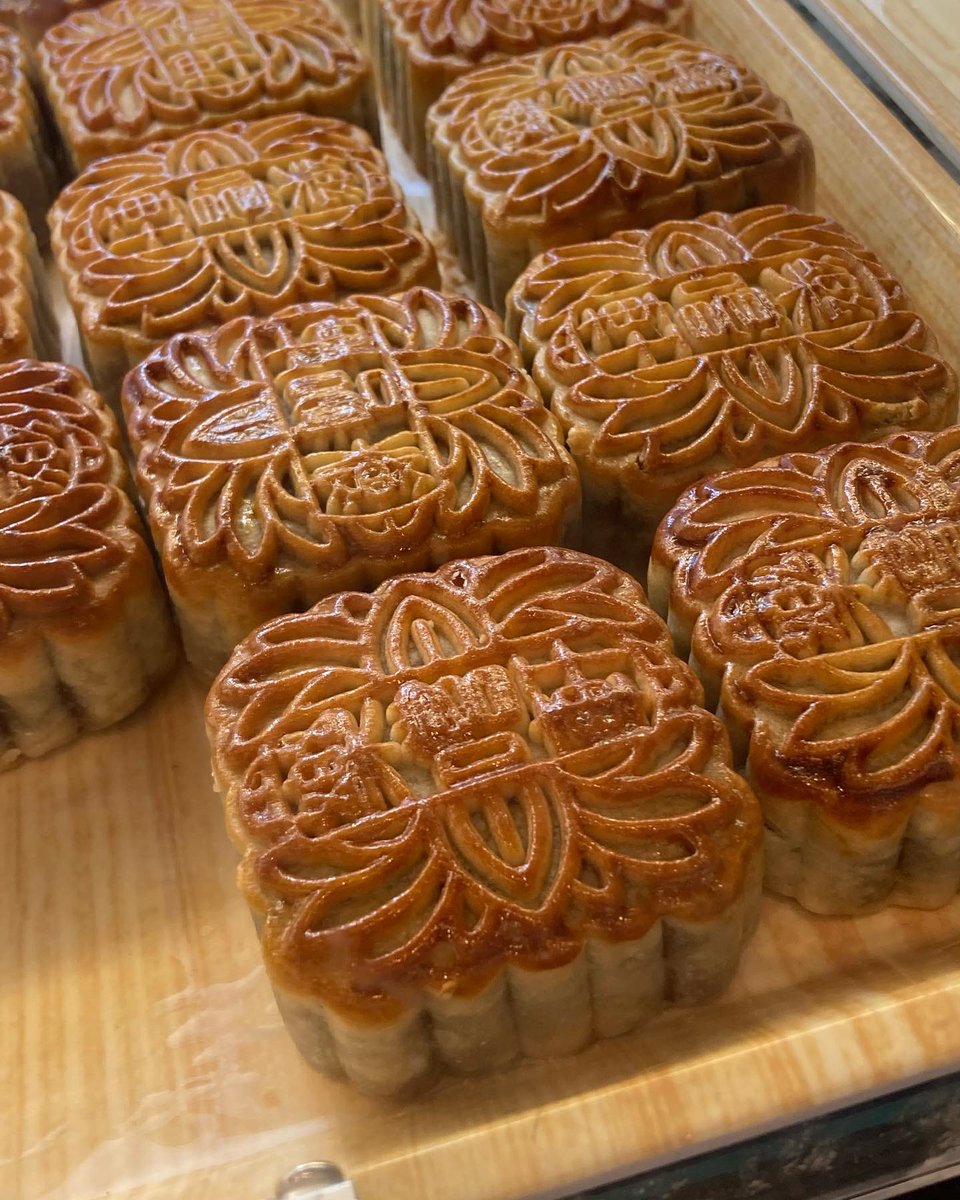 spicechronicles's tweet photo. One of the highlights of my family Saturday in Boston - Checking out these assorted #mooncakes in #boston #chinatown #exploringfood https://t.co/vShroDzowV