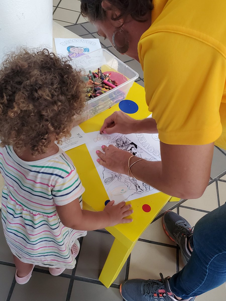 chantelfh's tweet photo. Coloring is always fun. 😍 #family #stthomas #vicm https://t.co/fnuH3sQ12j
