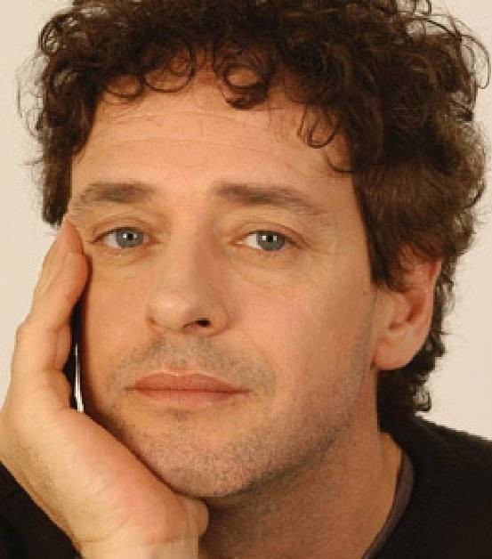 Hilo de famosos que se parecen demasiado.

Vocalista de Soda Stereo // Gustavo Cerati