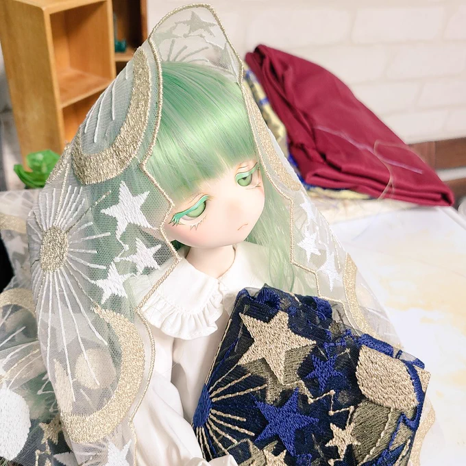 この布ノムラテーラーで買った!星とか月とか宇宙っぽい刺繍が入ってて透けてる。色ちで青と白があった。かわいい 