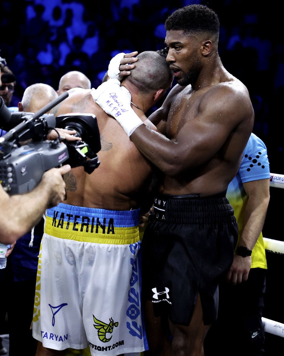 DAZNBoxing's tweet photo. 2⃣4⃣ epic rounds shared 🤝

@usykaa and @anthonyjoshua put it all on the line for us 👏

#UsykJoshua2 #RageOnTheRedSea https://t.co/X9FtkdyZcT