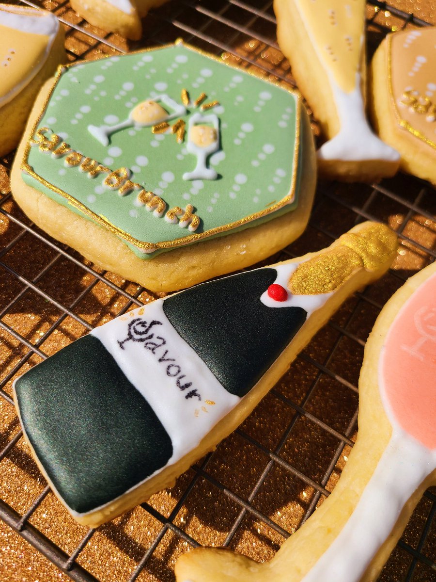 RissaRoyal's tweet photo. If unnuh eva know the piecah STRESS it gave me to figure out how to turn rosรฉ & champagne (coloured & translucent) into realistic cookies (opaque)๐ฎโ๐จ๐ฉ๐ฝโ๐ณAlso really happy with how real the ๐พ foil & etching on the glass turned out๐ฅโจ๏ธ๐๐ฝ๐ช #smallbusiness #selftaughtbaker https://t.co/0TYECs2PLT