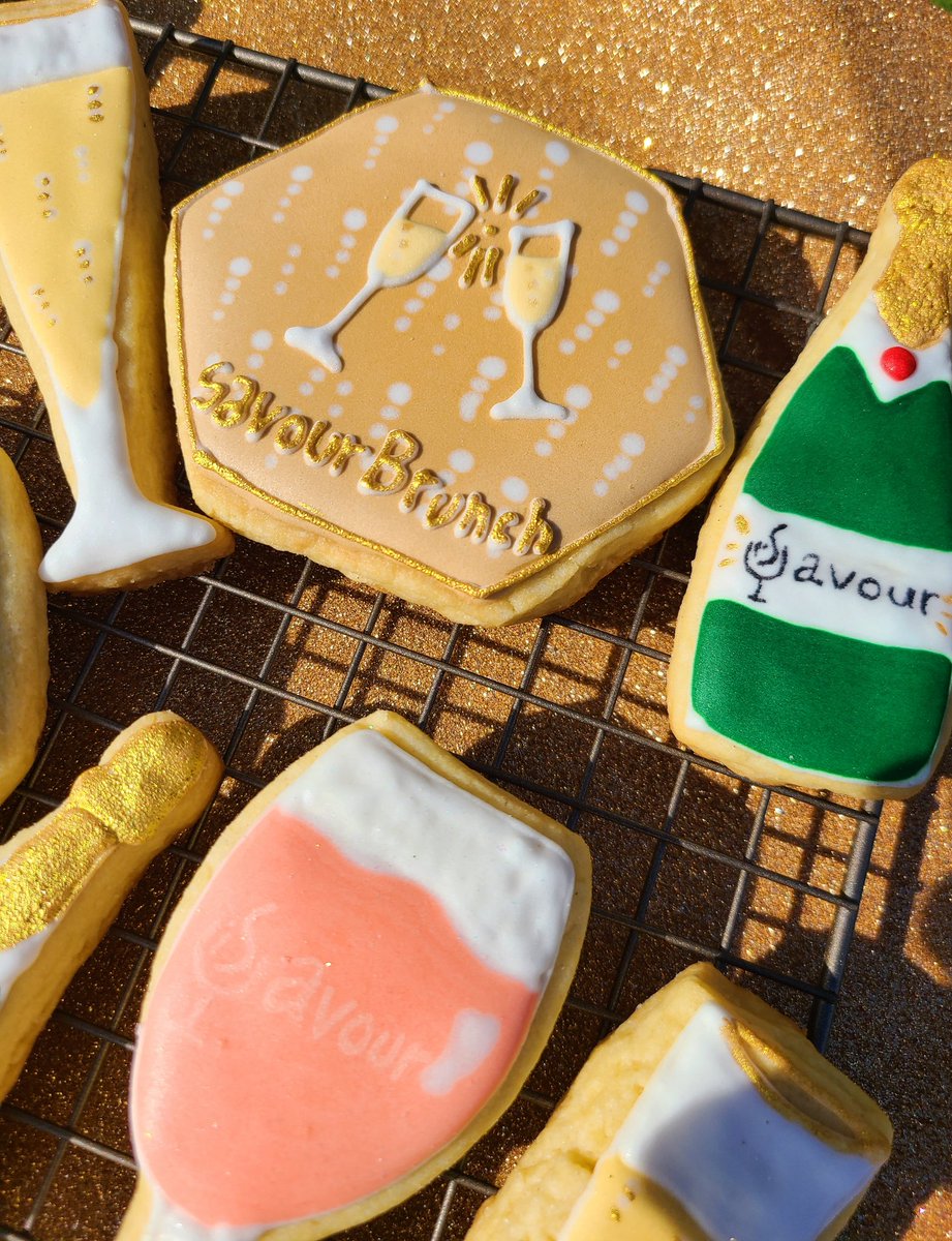 RissaRoyal's tweet photo. If unnuh eva know the piecah STRESS it gave me to figure out how to turn rosรฉ & champagne (coloured & translucent) into realistic cookies (opaque)๐ฎโ๐จ๐ฉ๐ฝโ๐ณAlso really happy with how real the ๐พ foil & etching on the glass turned out๐ฅโจ๏ธ๐๐ฝ๐ช #smallbusiness #selftaughtbaker https://t.co/0TYECs2PLT