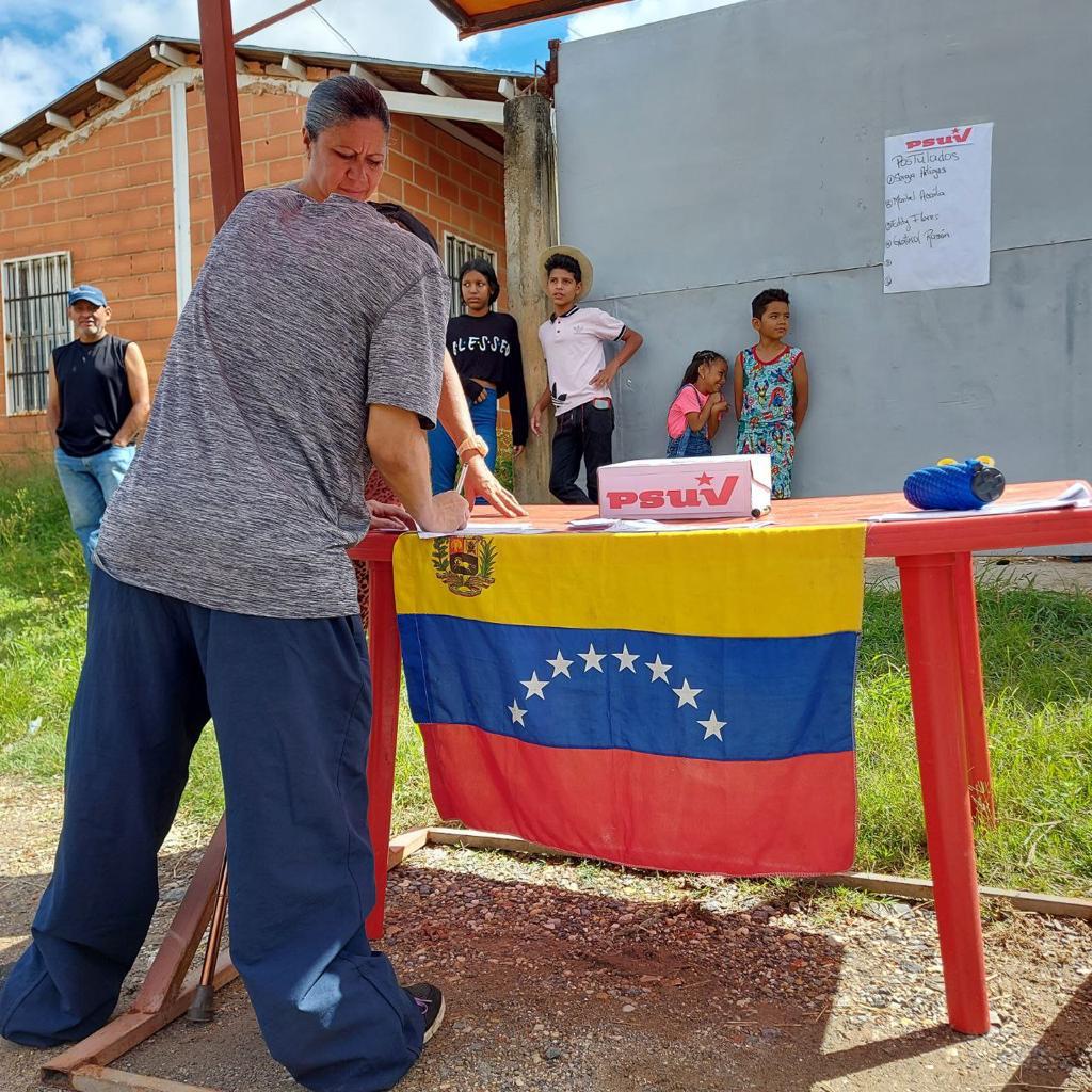 JuventudPSUV's tweet photo. El @PartidoPSUV se desplegó en las calles de Venezuela para #OrganizarUnirSumar en este proceso de renovación de las bases. 

@NicolasMaduro
@dcabellor
@jorgerpsuv
@Grecia_Jpsuv https://t.co/MMKodmfF0v