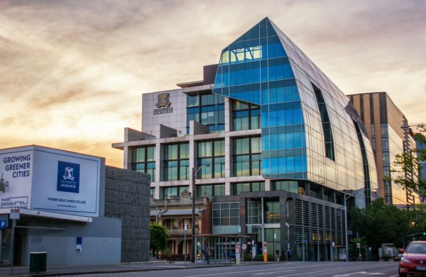 UniMelbDOVS's tweet photo. Interested in becoming an #optometrist? Come visit our @UniMelbDOVS team, including staff and students, at #UniMelbOpenDay today to learn more about #optometry and our Doctor of Optometry degree. Come by the Alan Gilbert Building; we would love to see you! 

@UniMelbMDHS @unimelb https://t.co/3uYv2xARs0