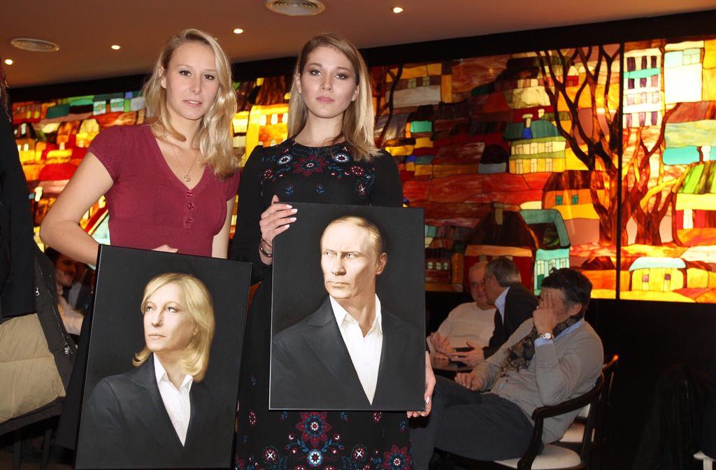NoesisFr's tweet photo. Daria Dougina, assassinée par erreur par Poutine ce soir, était une amie de Marion Marechal, Le Pen et Devilliers. https://t.co/ssUCQ3Z7IK