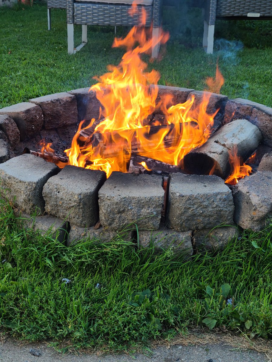 Melarandra's tweet photo. Time to burn things. https://t.co/nAENz02G9Q