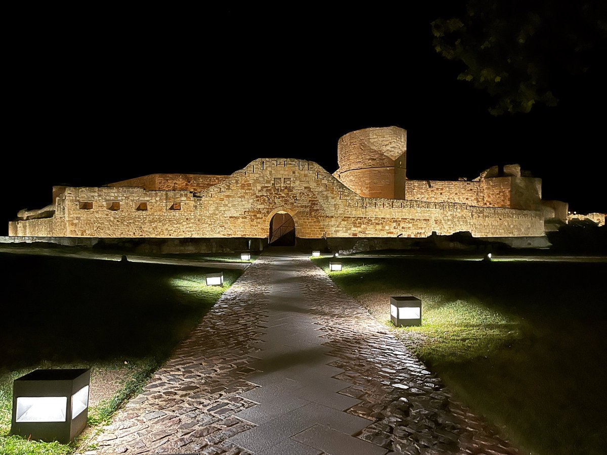 monicacarazo's tweet image. El Castillo de #Zamora para el resto. Para Vega, el castillo de la princesa “chosa”…