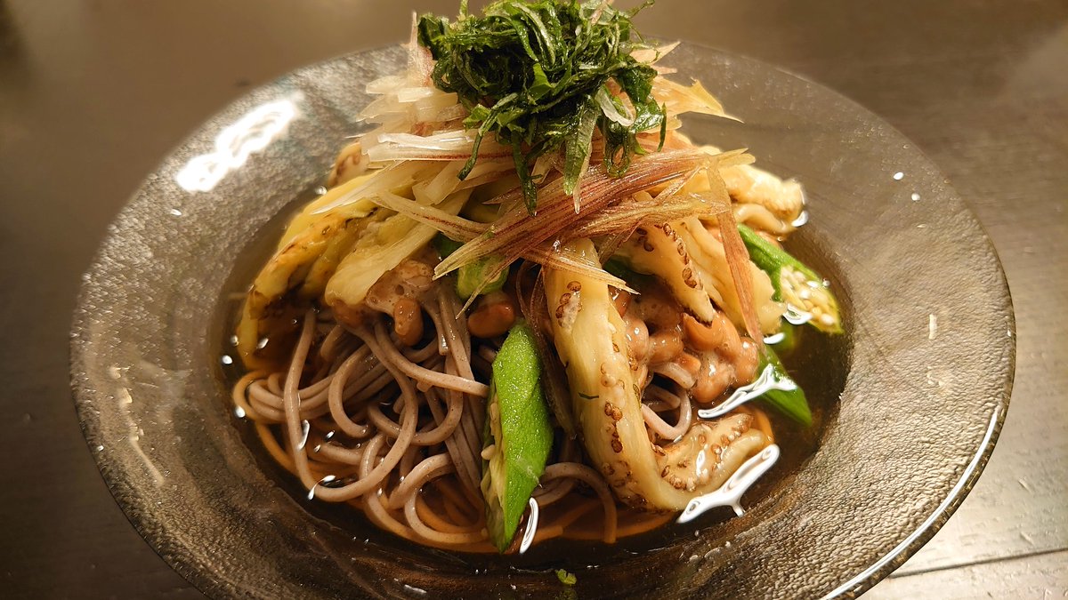 Kattochtoch's tweet photo. 納豆、焼きナス、オクラ、ミョウガ、大葉乗せのぶっかけ蕎麦。焼きナスがポイント。 https://t.co/sw4mEj0fH3